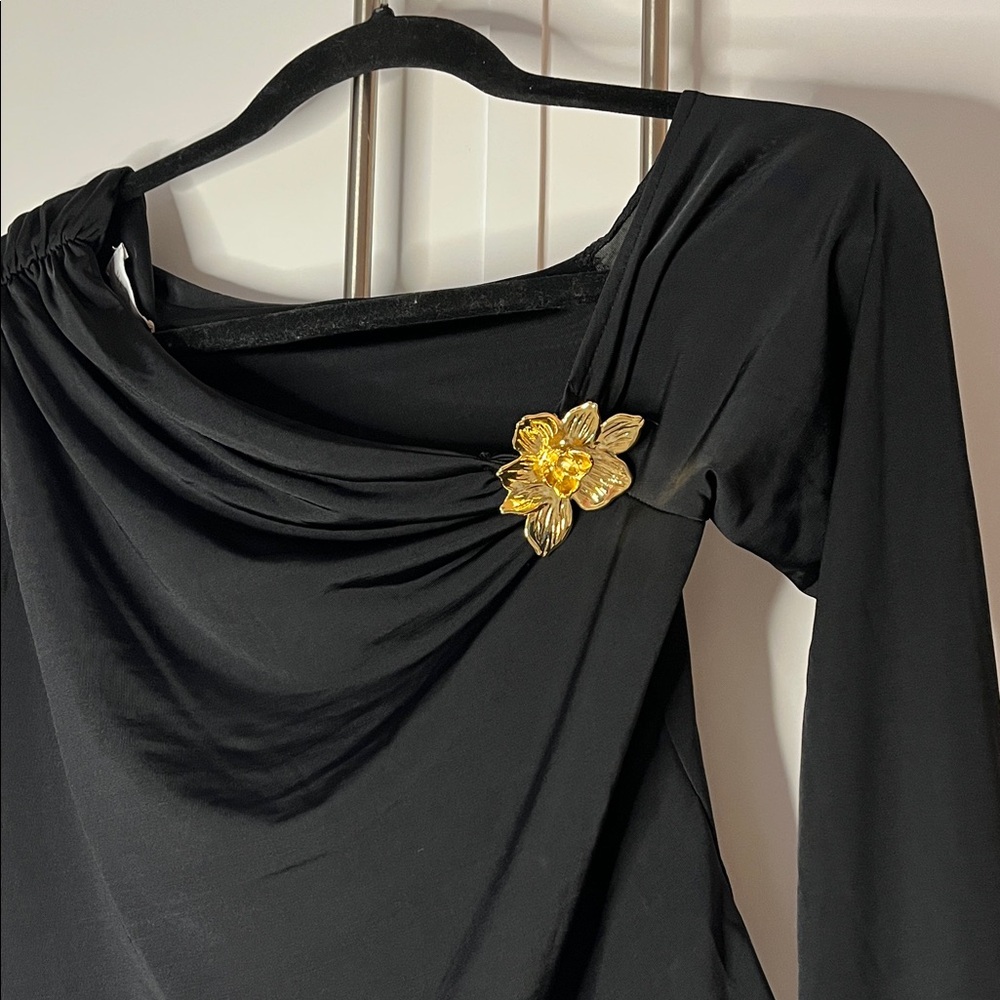 Meshki Ainsley Asymmetrical Long Sleeve Top With Floral Hardware - Black - Picture 4 of 6